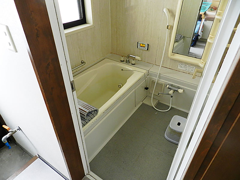 浴室換気・乾燥暖房機付きバス工事　リフォーム前の写真